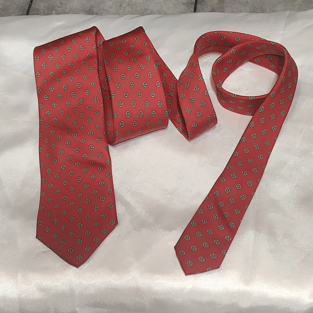 Classic Red Floral Men's Tie. All silk. - Picture 4 of 6